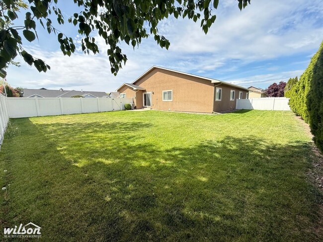 Building Photo - Spacious 3BR/2BA Duplex – Comfort Meets Co...