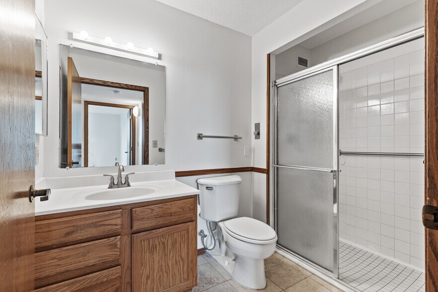 Building Photo - 6615 Lake Shore Dr S