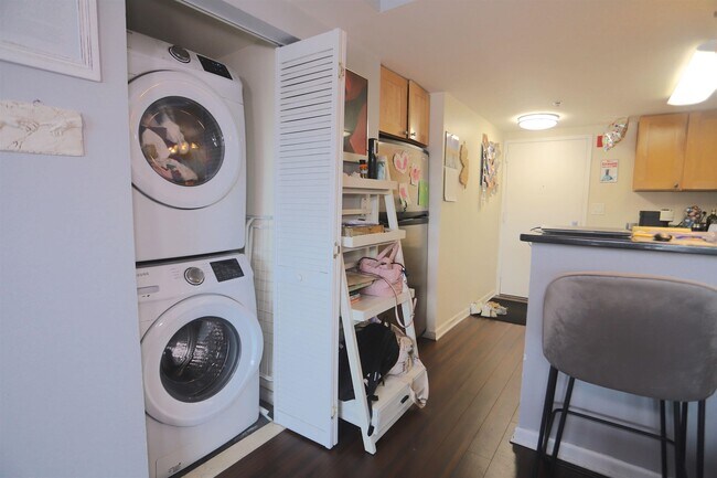 Building Photo - 700 1st St