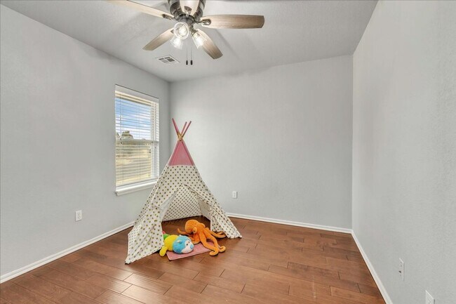 Building Photo - Lawn Care Included! 3 bed, 2 bath, 2 car