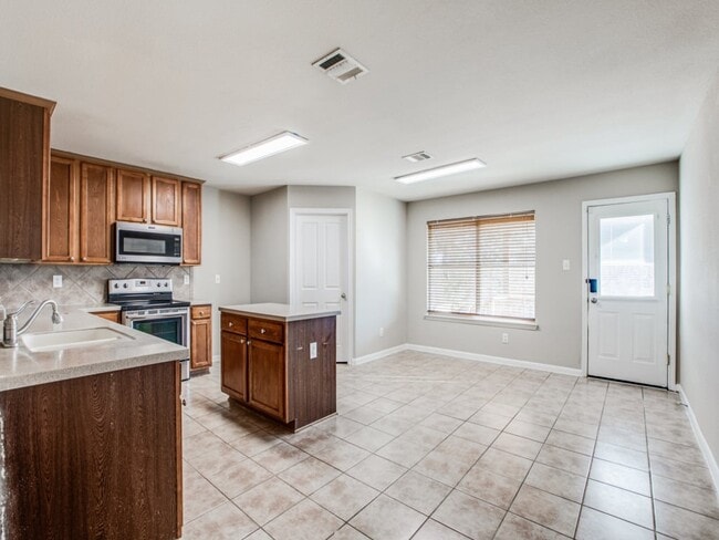 Building Photo - 1002 Magnolia Field