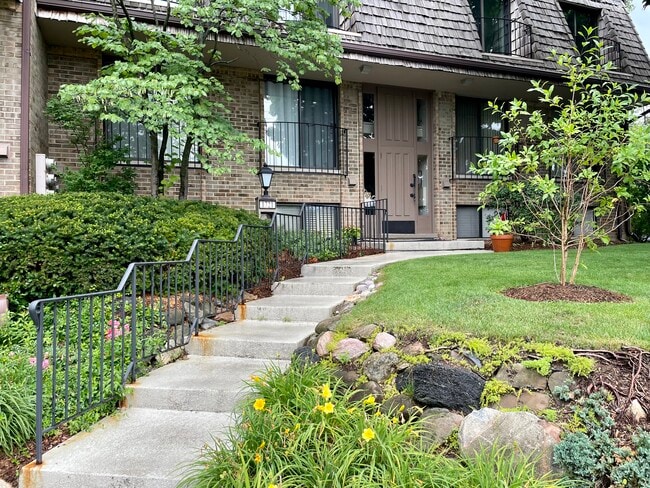 Primary Photo - 1721 Northfield Sq