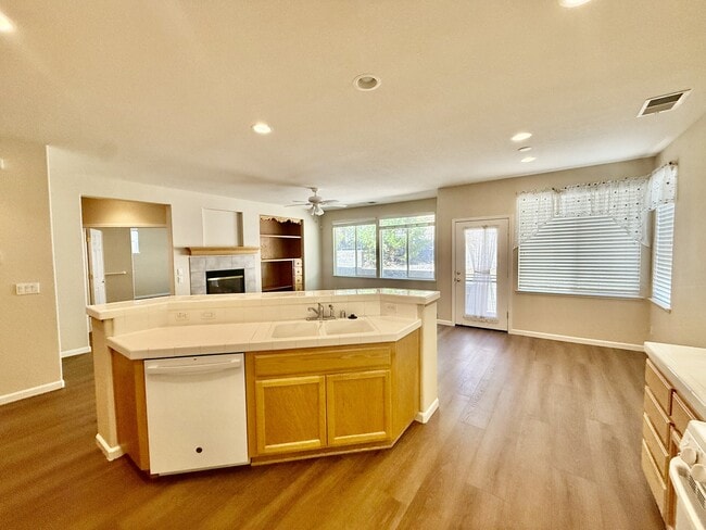 Building Photo - 596 Eskaton Cir