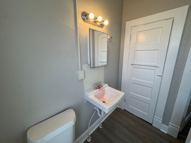 Building Photo - 810 Amity St