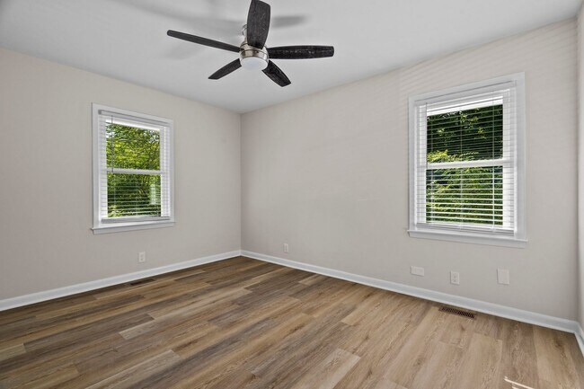 Building Photo - Gorgeous 3 Bedroom, 2 Bath Split-level home in Brentwood - High-end Renovation, Pet Friendly!