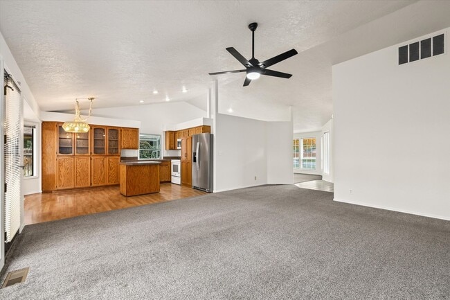 Building Photo - Charming 3-Bed, 3-Bath Home in Quiet Boise...