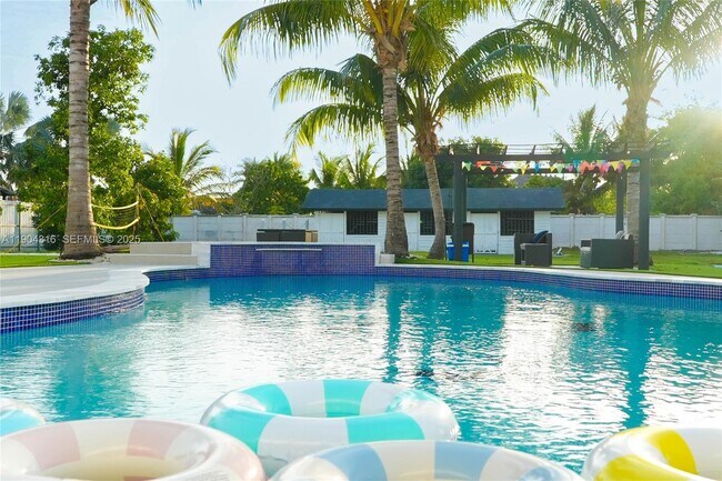 Building Photo - 290 NW 125th Ave