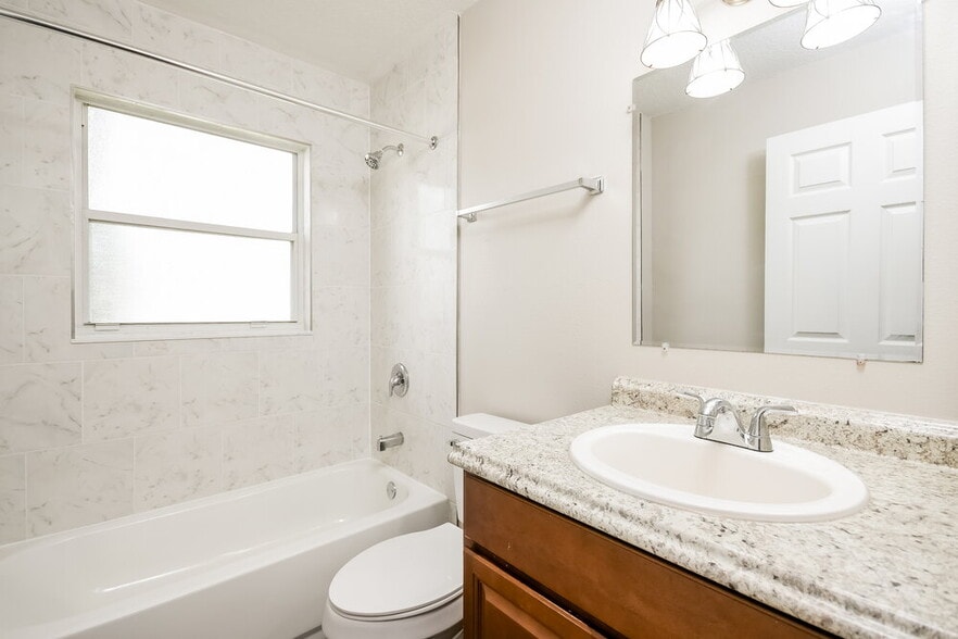 Building Photo - 2025 White Eagle St