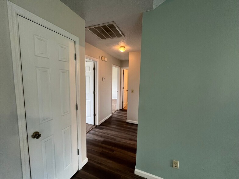 Building Photo - 907 Primrose Ln