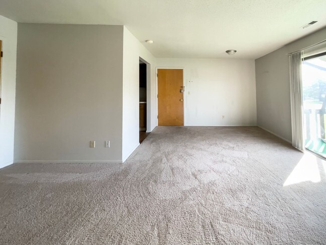 Building Photo - Spacious 2 Bedroom!