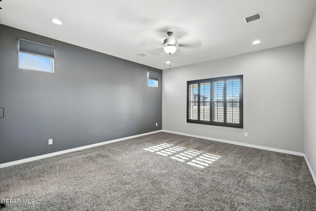 Building Photo - 221 Epsom Dr