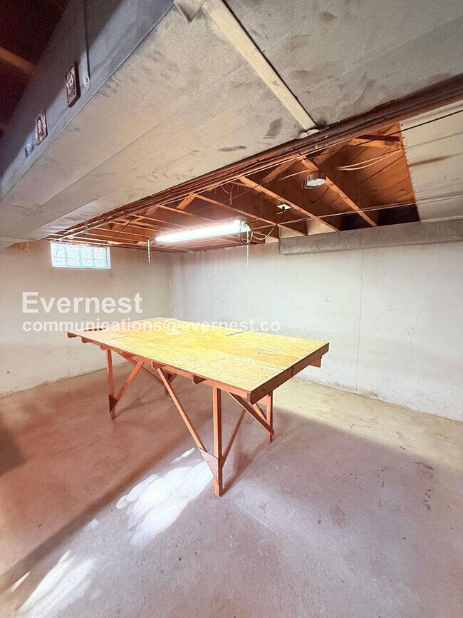 Building Photo - 3 Bed/1 Bath Home with Fenced Yard / Pet-Friendly / Vouchers Accepted / Available Now!