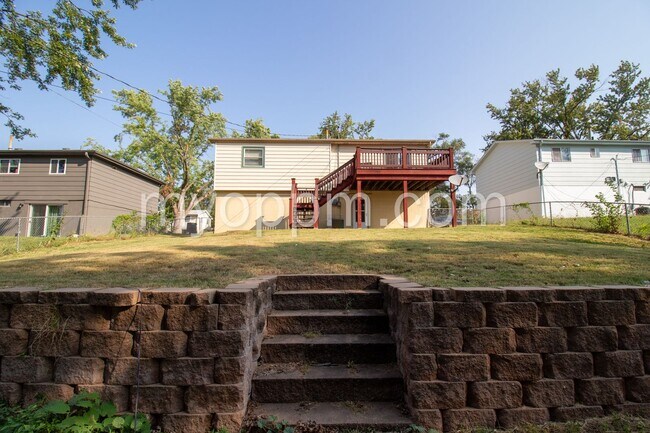 Building Photo - Spacious Omaha Home
