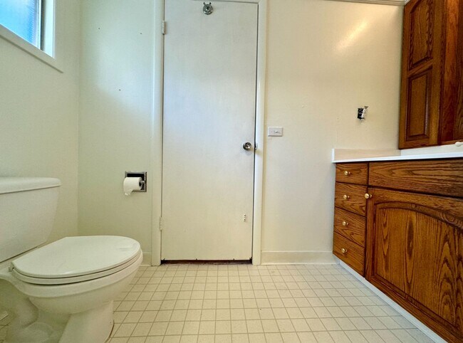 Building Photo - **50% OFF FIRST MONTH'S RENT** Country Liv...