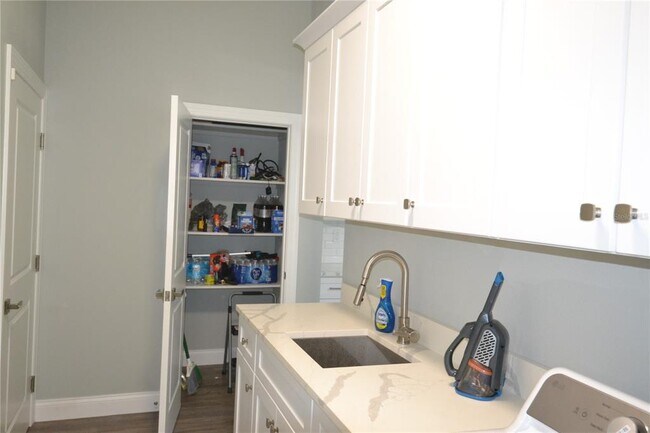 Building Photo - 281 Diogenes St