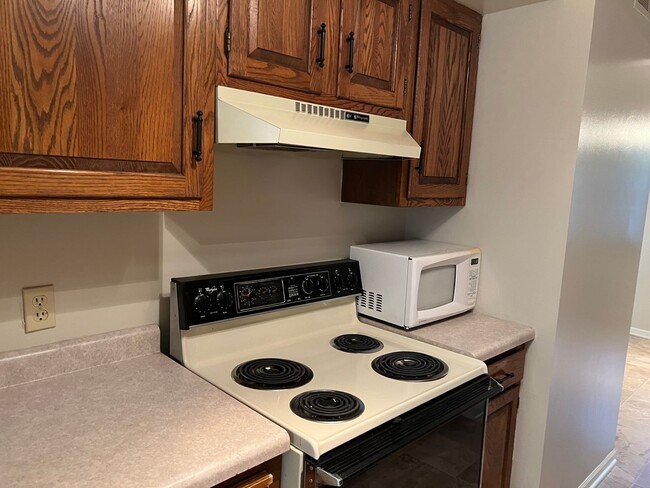 Building Photo - Spacious Townhome w/ Washer & Dryer, Garag...