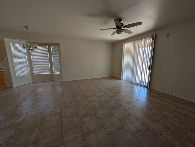 Building Photo - 3 Bedroom 2 Bathroom in Executive Palms Su...
