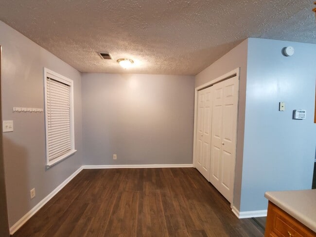 Building Photo - $1250 - 3 Bedroom 1 Bath Home offering Sunroom!