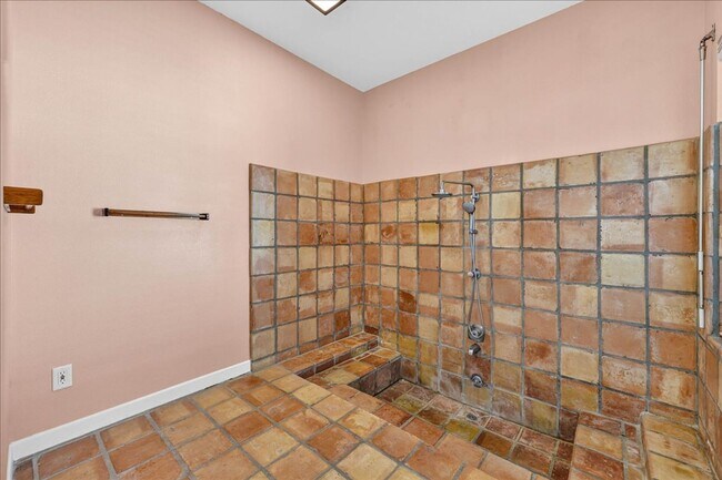 Building Photo - 5305 Greenbriar Dr