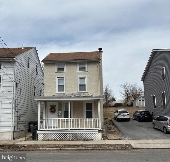 Building Photo - 341 Emmett St