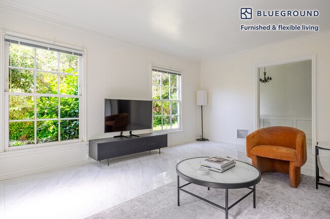 Building Photo - 136 S Roxbury Dr