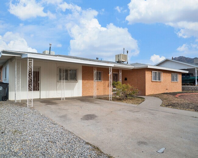 Building Photo - Westside 3 Bedroom 1.75 Bath