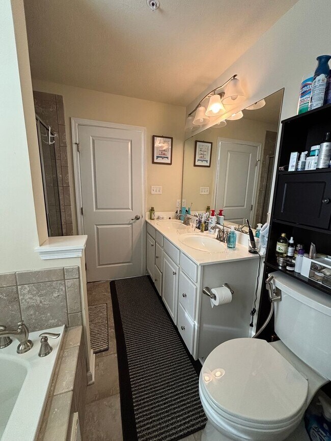 Building Photo - 3 Bedroom Townhome - Available March 1st!