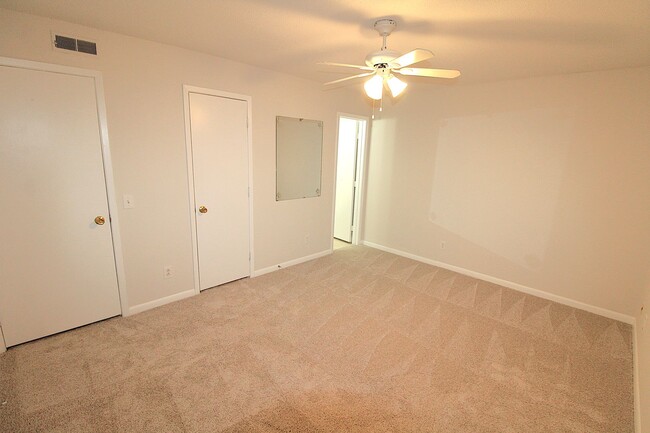 Building Photo - 2 Bedroom Condo in South Park!