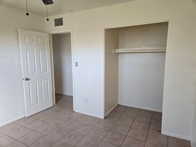 Building Photo - Cozy 1-bed, 1-bath unit (B) in a duplex located in