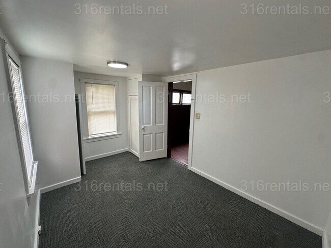 Building Photo - $1095- 3 bed 1 bath - Single Family Home