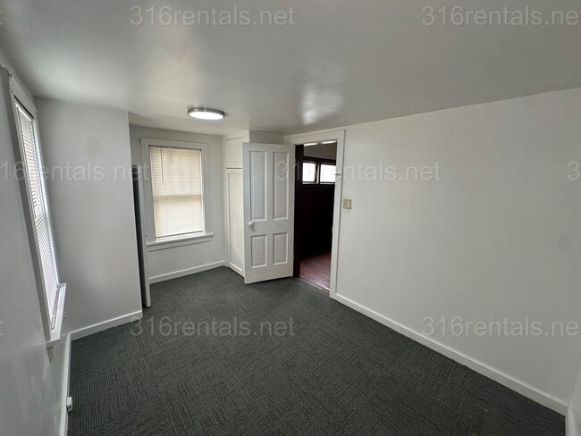 Building Photo - $1150- 3 bed 1 bath - Single Family Home