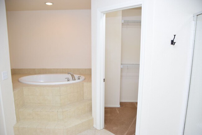 Building Photo - HENDERSON UPGRADED 4 BEDROOM HOME