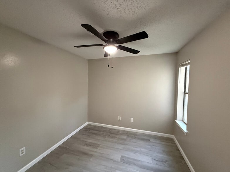 Building Photo - 4401 River Valley Dr