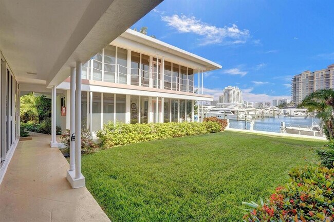 Building Photo - 2760 Yacht Club Blvd