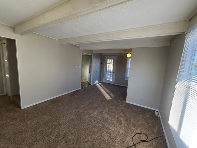 Building Photo - 2 Bedroom Home in Normal