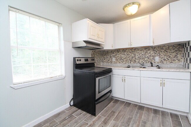 Building Photo - Convenient 3BD/1BA Home Near NAS Pensacola...