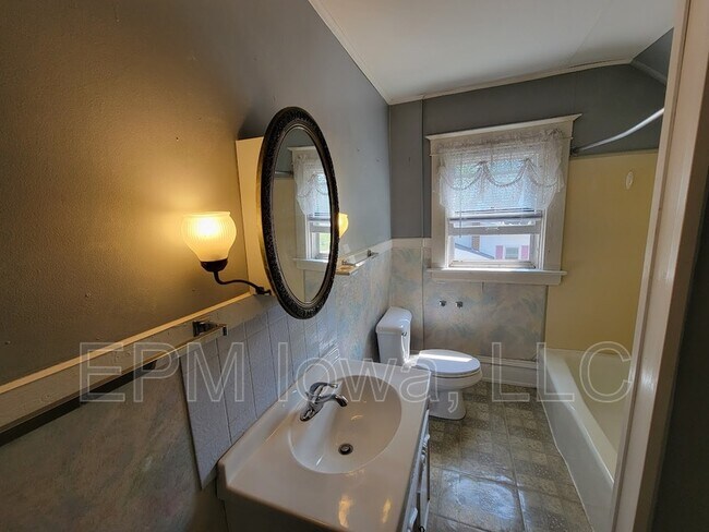 Building Photo - 511 S Frederick Ave