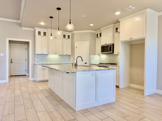 Building Photo - House For Rent