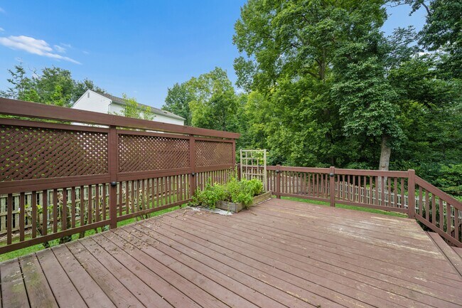 Building Photo - 5562 Sponseller Ct