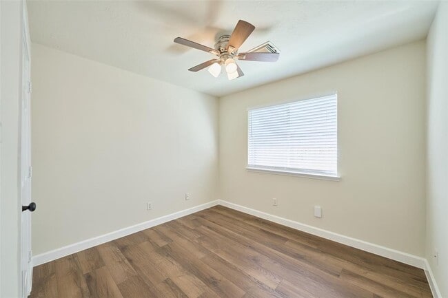 Building Photo - 354 Fantasy Ln
