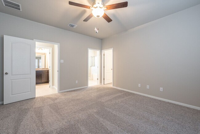 Building Photo - Stunning 4-Bedroom Home in Villages of Wes...