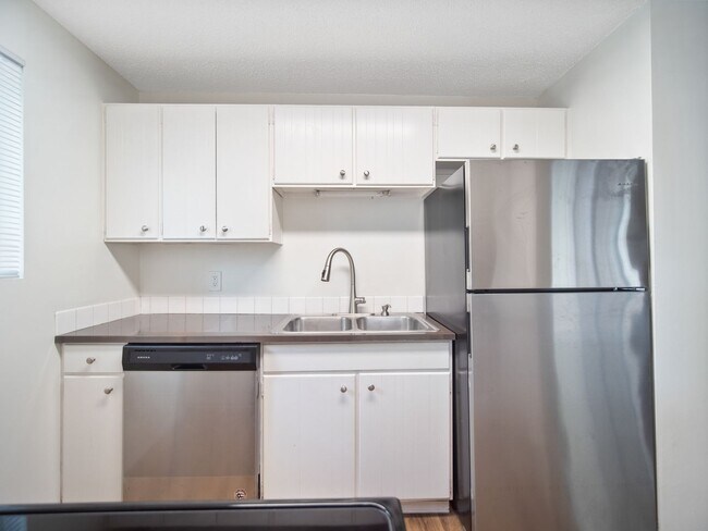 Building Photo - ONE BEDROOM IN DESIRABLE MILLWOOD NEIGHBOR...