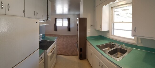 Building Photo - 429 E Pine St