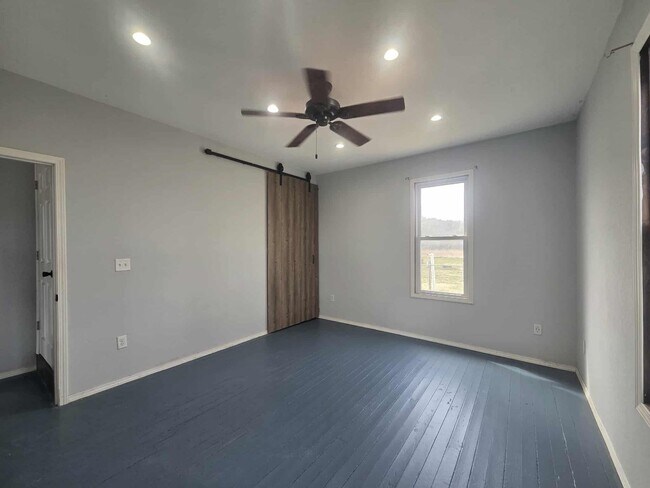 Building Photo - Charming Farm House!