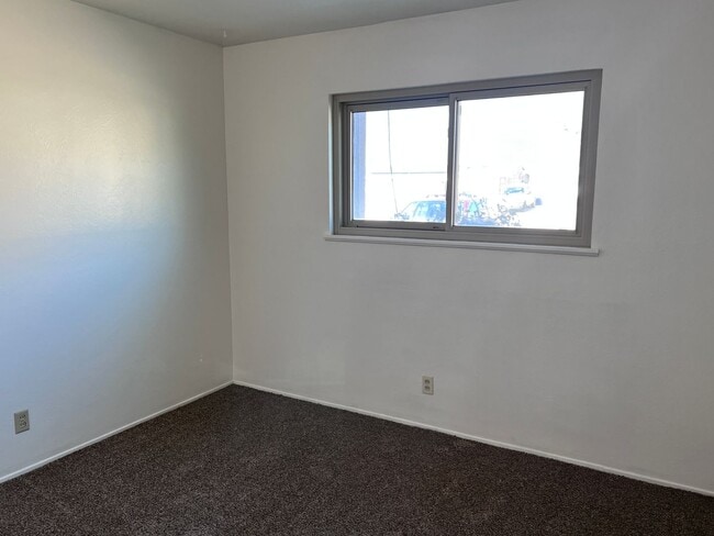 Building Photo - Nice Nob Hill Location with 3 Bedrooms