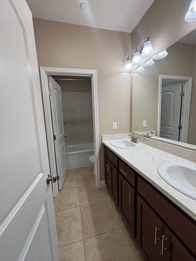 Building Photo - Modern 4BD Home in Brighton Landing | Solar | Bed & Bath Downstairs