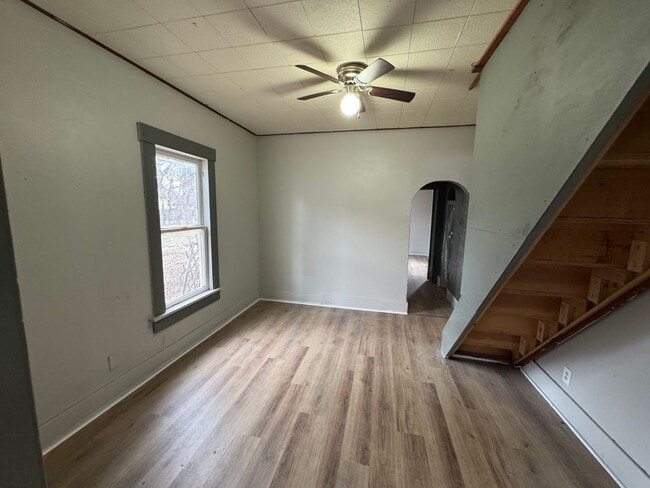 Building Photo - $850 - 3 bed 1 bath - Single Family Home