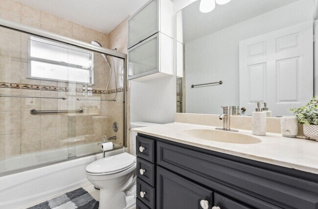 Building Photo - 13885 Sheffield St