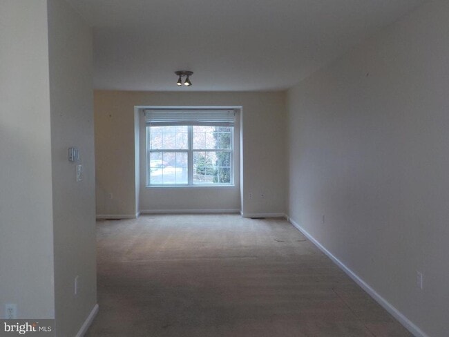 Building Photo - 703 Kings Crest Dr