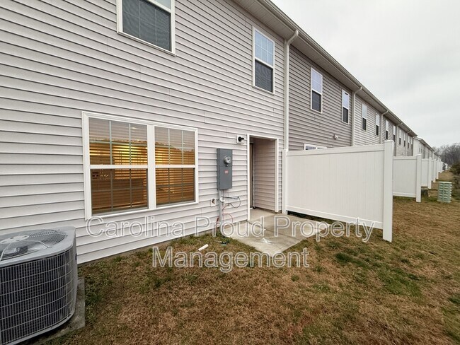 Building Photo - 3200 Tatlock Wy